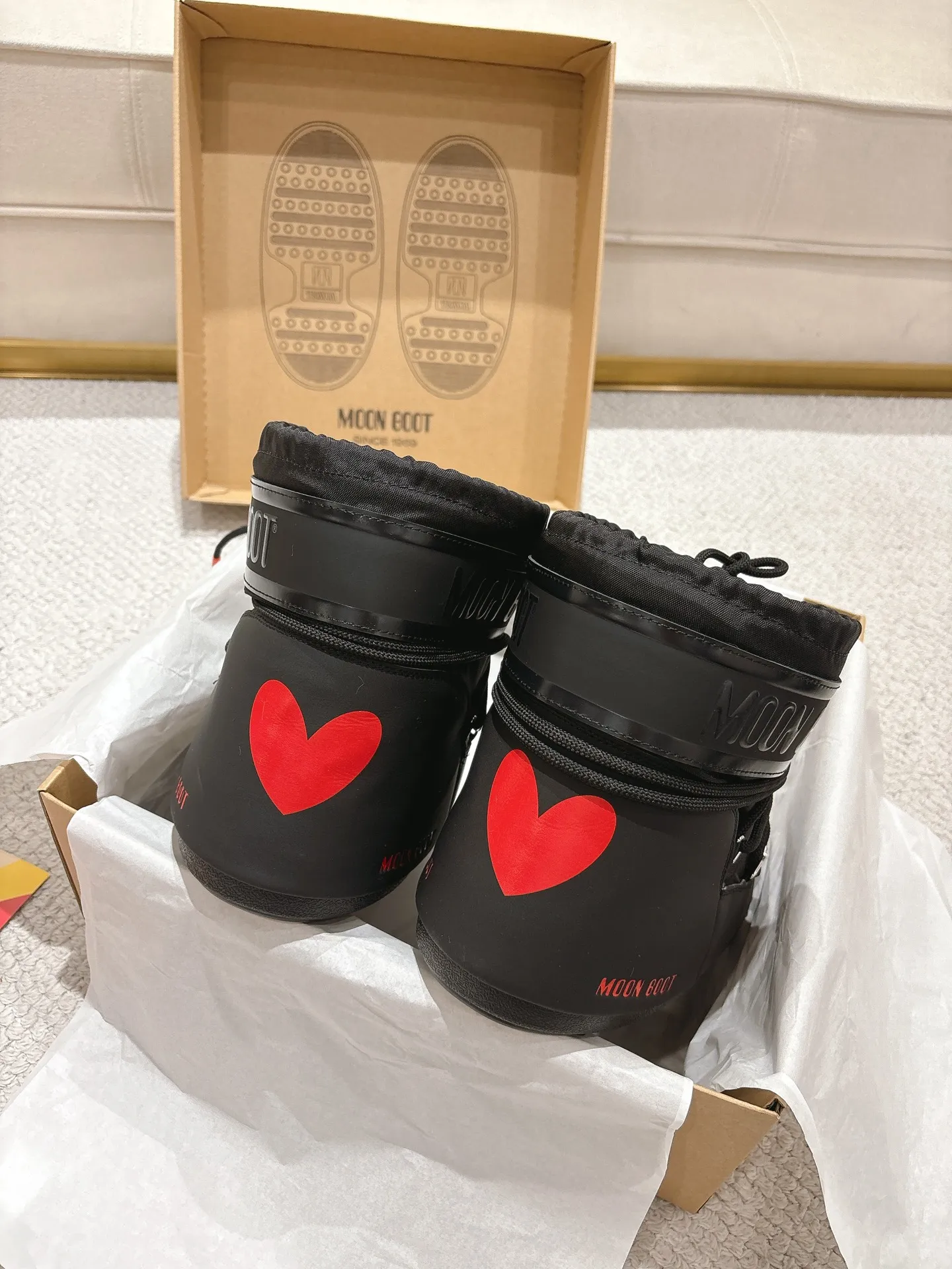 p660 short style, love style: ❤️ Moon Boot2025 vs autumn and winter hot snow boots series... [Ugly Moon Snow Boots] Forget UGG, fashionable people are wearing Moon Boot snow boots. If you find it difficult to accept the revival of UGG, then there is now a more alternative snow boot that is back, with an inner diameter of 4 cm. That is the Moon Boot. It has been very popular in the millennium. Back then, Paris Hilton and Victoria Beckham Celebrities often wear it, and now the Y2K trend is popular again. The same style is worn by young people in QQ shows, and the ugly snow boots that are shown in thousands of people have become popular again, regardless of men and women. They look slim but warm and easy to wear... ❶Fabric: Original custom/cowhide/woven wool/high mercerized waterproof cloth ❷Inner: original 100% silk cotton liner ❸foot: original 100% silk cotton liner ❹ Outsole: Original molded two-color non-slip outsole ❺ Sole thickness: 4cm (including **) ❻ Code number: 35/38; 39/41; ❼ Packaging: Original full set of packaging ☀ Color: Official website updated simultaneously